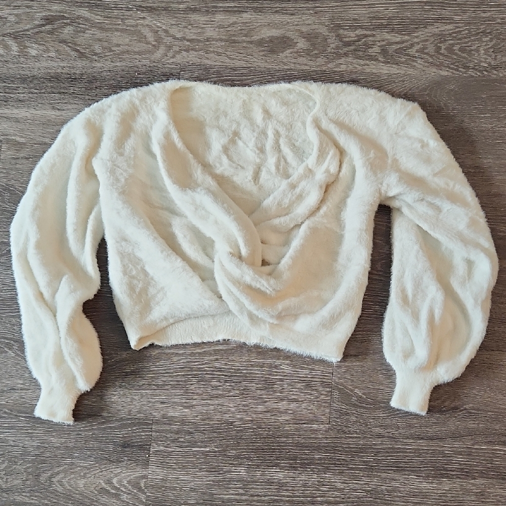 🌸 SUPER SOFT White Fuzzy Sweater